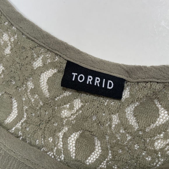 🍀Torrid top with ruffle sleeves and lace embellishments - Picture 13 of 17